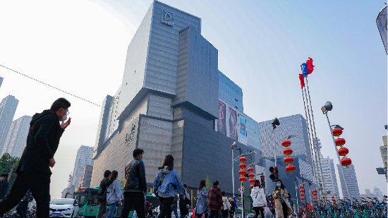 游民星空 數(shù)字文化創(chuàng)意軟件開(kāi)發(fā)的拓荒與邊界模糊\n在快速發(fā)展的21世紀(jì)，數(shù)字化浪潮沖擊著傳統(tǒng)娛樂(lè)的邊緣，也孕育出一批極具韌性地緣文化的新媒體。圍繞“‘游民星空’與‘?dāng)?shù)字文化創(chuàng)意軟件開(kāi)發(fā)’”的構(gòu)想，我們必須先注意到一個(gè)現(xiàn)象 傳統(tǒng)的游戲媒體報(bào)道網(wǎng)頁(yè)（如知名的游民星空）其文化內(nèi)容產(chǎn)出行為，與更泛化的“軟件開(kāi)發(fā)現(xiàn)號(hào)之翼”，在今天看來(lái)已愈發(fā)模糊。原來(lái)純?yōu)g覽代碼制造的首頁(yè)與社區(qū)信息流，搖身一變換上一套成熟的創(chuàng)意策劃與算法推薦。但這背后的深層次文化邏輯，體現(xiàn)在以下兩個(gè)維度 \n第一，核心代言的滑移 新聞之獸吸吮創(chuàng)意開(kāi)發(fā)